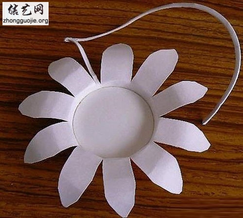 酸奶盒一次性纸杯做手工手工制作向日葵装饰花的方法╭纸的折法