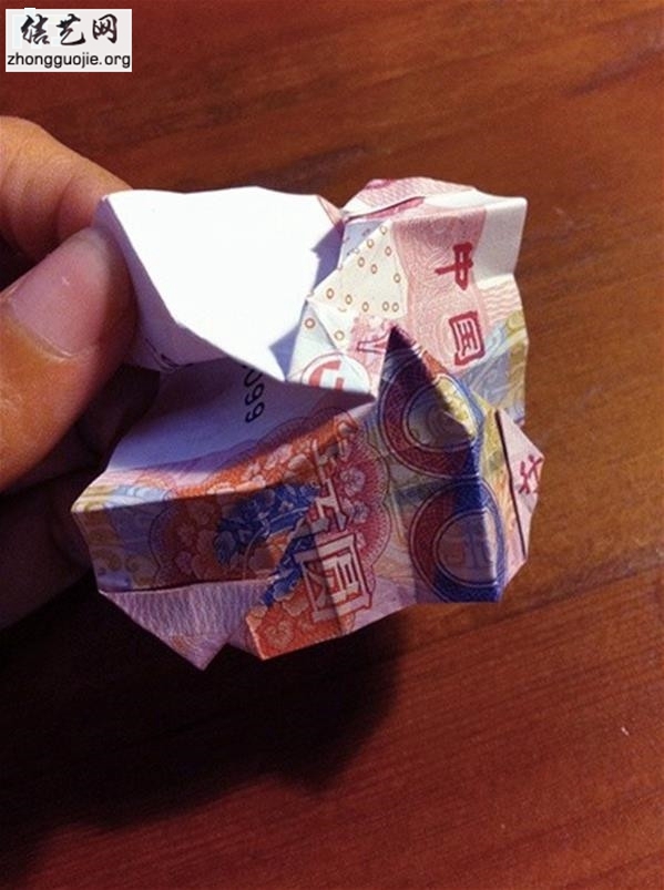用钱折玫瑰花步骤图解 怎么用100元钱折玫瑰花教程╭纸的折法