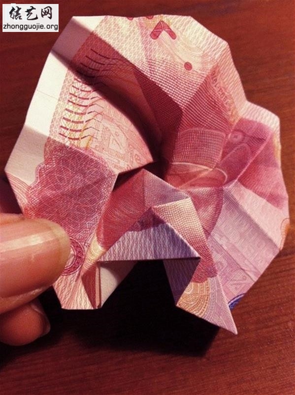 用钱折玫瑰花步骤图解 怎么用100元钱折玫瑰花教程╭纸的折法