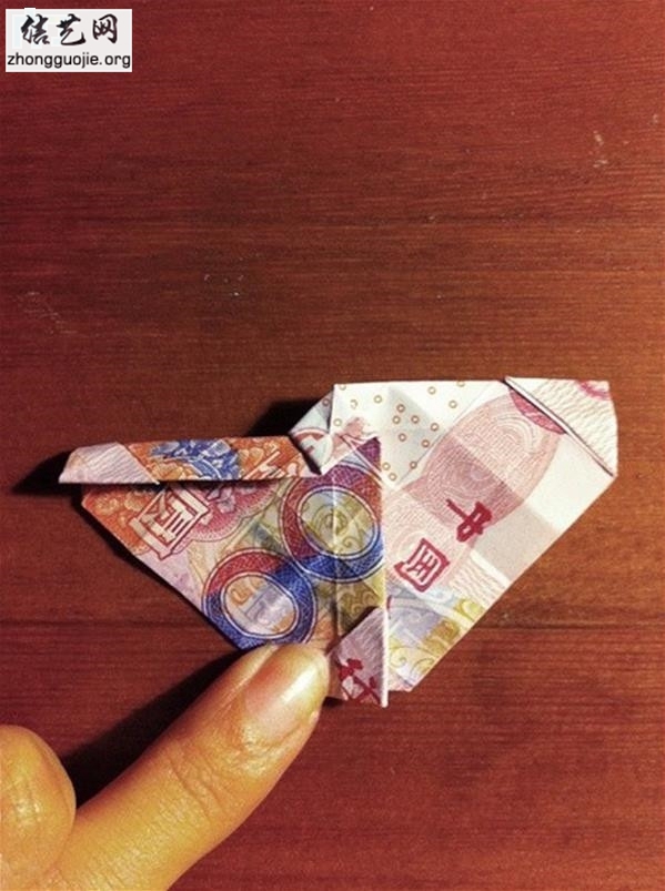 用钱折玫瑰花步骤图解 怎么用100元钱折玫瑰花教程╭纸的折法