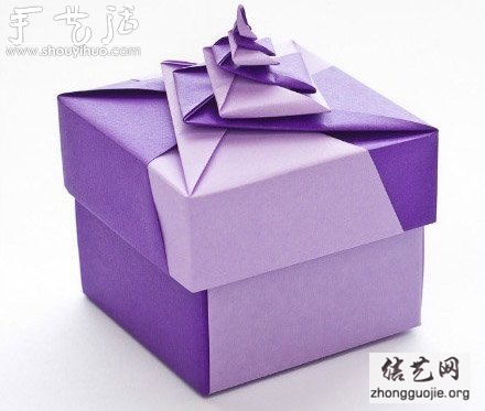 下面介绍的是漂亮包装盒的的折纸教程,可以用来放置蛋糕等烘焙制品.
