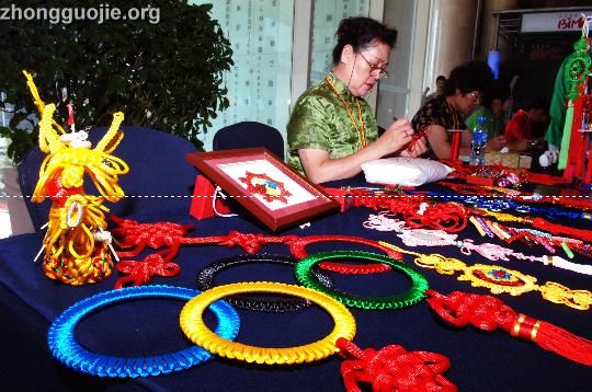 中国结亮相国际新闻中心中国民间艺术展 - 中国结艺网