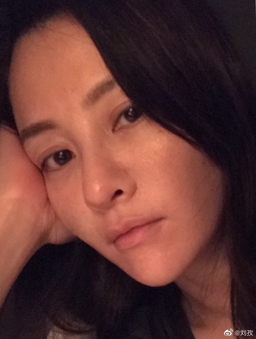 刘孜几几年的多大了她为什么讲话不自然脸怎么了