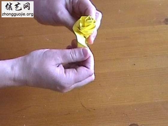 Herkese Kolay Gelecek ?ekilde Kâ??ttan Gül Yapmak Herkese Kolay Gelecek ?ekilde Kâ??ttan Gül Yapmak