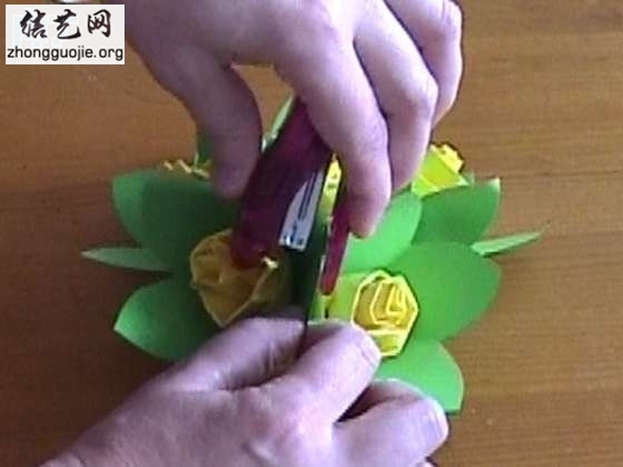 Herkese Kolay Gelecek ?ekilde Kâ??ttan Gül Yapmak Herkese Kolay Gelecek ?ekilde Kâ??ttan Gül Yapmak
