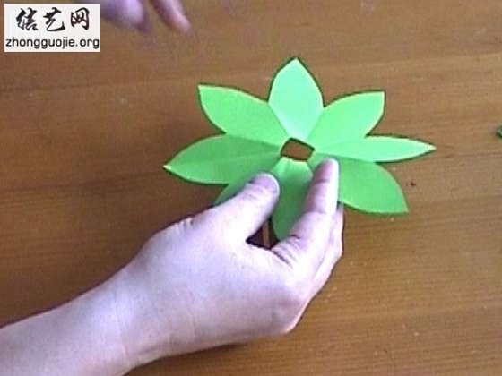 Herkese Kolay Gelecek ?ekilde Kâ??ttan Gül Yapmak Herkese Kolay Gelecek ?ekilde Kâ??ttan Gül Yapmak