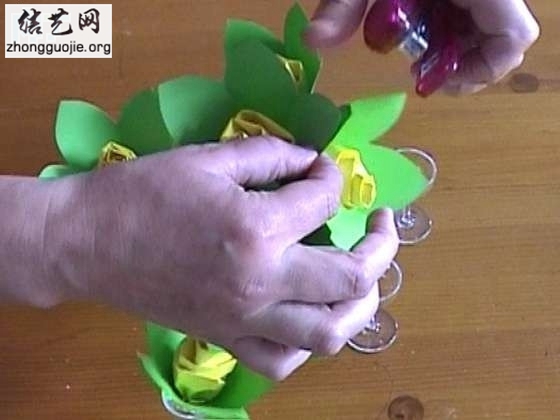 Herkese Kolay Gelecek ?ekilde Kâ??ttan Gül Yapmak Herkese Kolay Gelecek ?ekilde Kâ??ttan Gül Yapmak