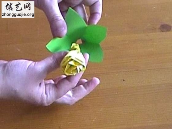 Herkese Kolay Gelecek ?ekilde Kâ??ttan Gül Yapmak Herkese Kolay Gelecek ?ekilde Kâ??ttan Gül Yapmak