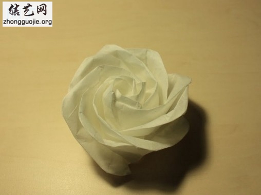 最终完成折叠制作的折纸玫瑰花样式应该是如图所示的非常漂亮的样子
