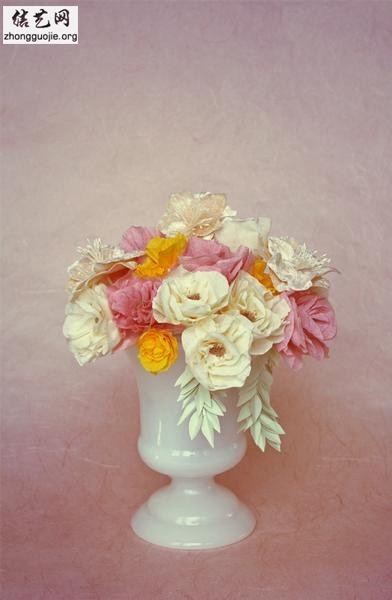 用皱纹纸制作出来的纸玫瑰花在样式上看起来充满着自然的祥和质感