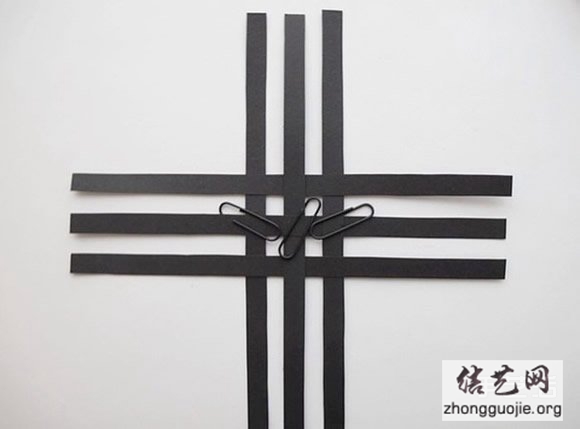 纸条折纸雪花的方法图解 立体雪花的折法步骤 - www.shouyihuo.net