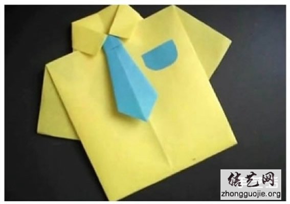 配领带的短袖衬衫折纸 短袖衬衫和领带的折法 -  www.shouyihuo.net