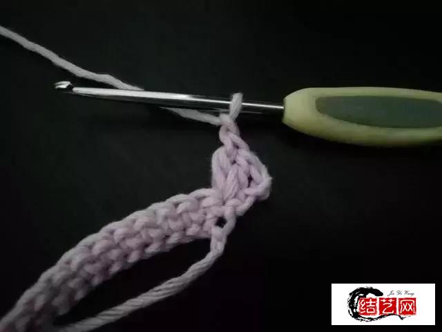 最简单的钩针围巾教程,(织围巾的钩针用什么样的)