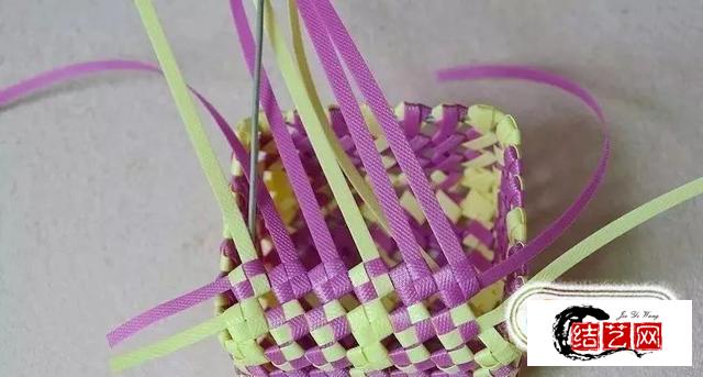 塑料带编织篮子教程？(学习完整的塑料带篮子的提手编法)