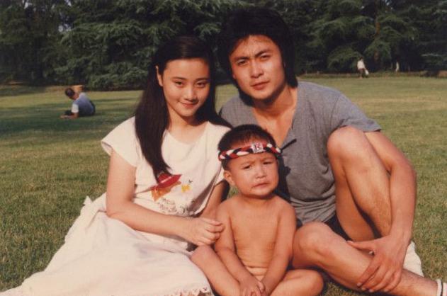 邢岷山年轻时最帅的照片，他和妻子钮晓晴的儿子是弱智为谣言