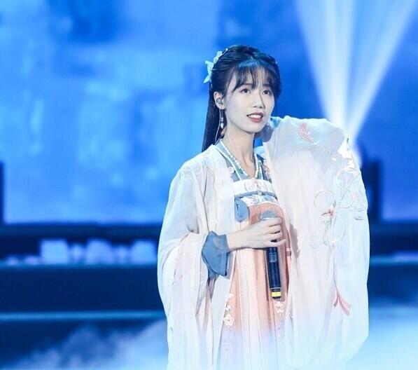 灰原穷和银临什么关系?情侣照暴光,俩人结婚了吗?