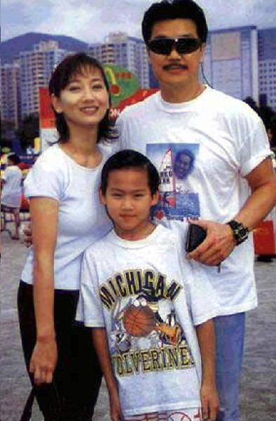 赵雅芝丈夫黄锦燊家世如何很有钱吗,她老公年轻时候照片