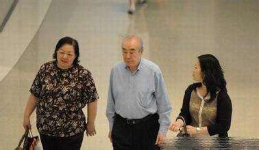 张冰茜年轻时候的照片她和女儿关之琳很像对比图