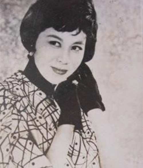 张冰茜年轻时候的照片她和女儿关之琳很像对比图